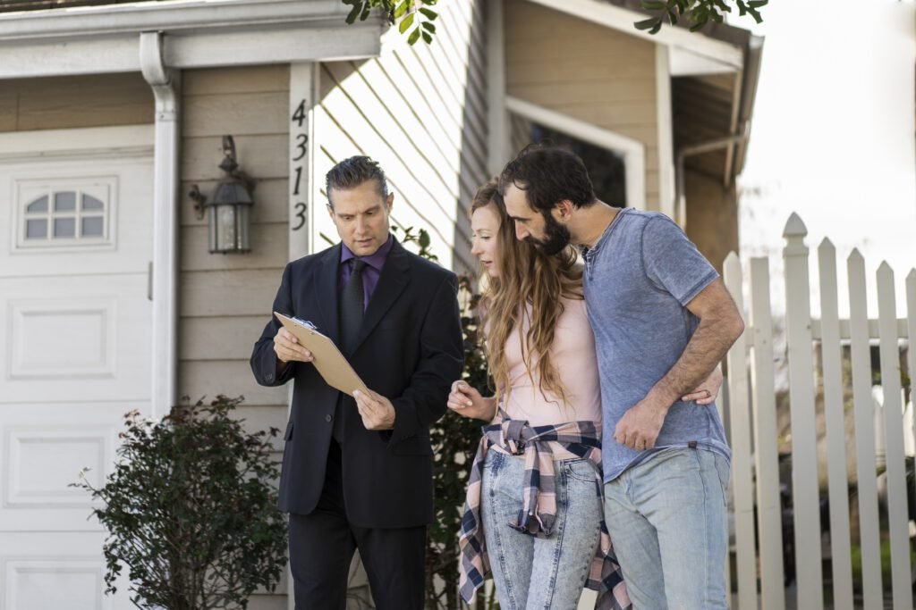 couple signing papers fr new house 1 - DSM PROPERTIES